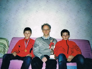 Главный тренер сборной по тхэквондо Проскурнев С. Ю. (г. Москва) со своими учениками Дзубаном Евгением и Павлом.