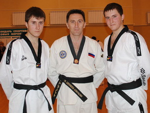 Чемпионы Мира по кикбоксингу Евгений и Павел Дзубаны со своим отцом.