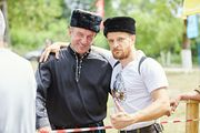 Чемпион по рубке шашкой Сергей Андрейченко и вице-президент БФТ Александр Цятковский